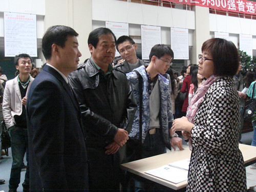 百家乐规则
领导深入招聘会现场